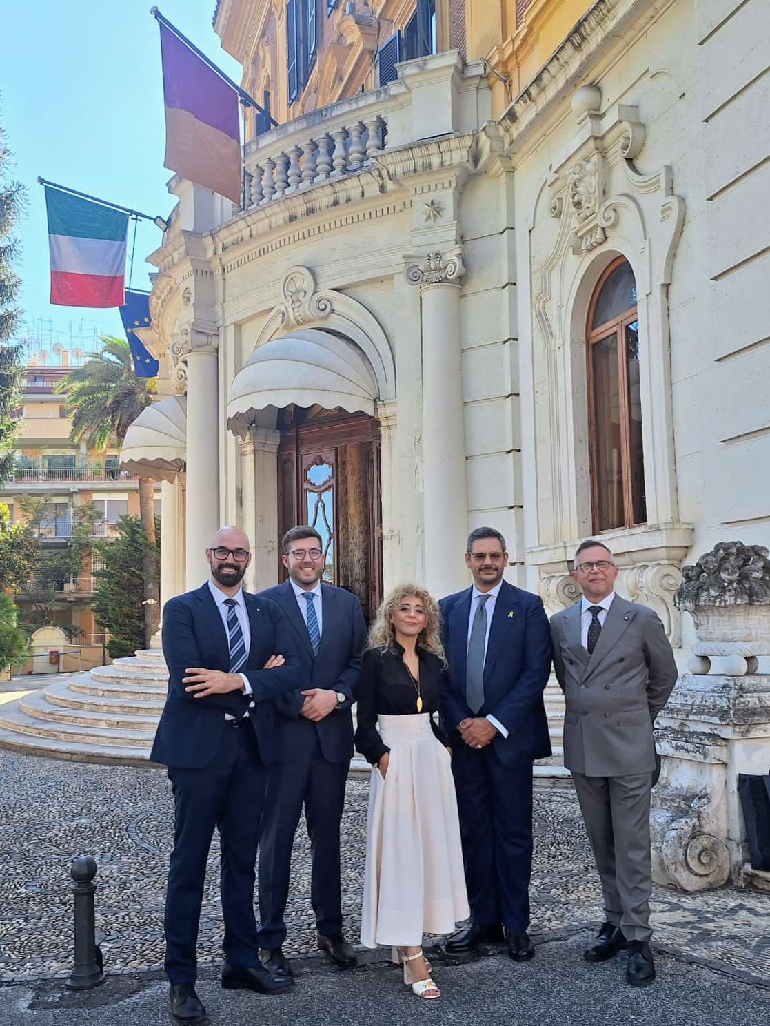 Staff e organizzatori all'esterno della sede